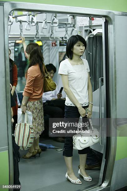 Zwei Maedchen, vermutlich der Lolita-Moderichtung angehoerend, warten auf die letzte Yamanote, Tokyos kreisfoermig fahrende S-Bahn.In Ikebukoro reiht...