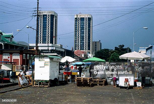 Trinidad / Port of Spain: Markt auf demIndependence Square, im Hintergrund der"Financial District" mit ZentralbankFinanzministerium - 1994 col