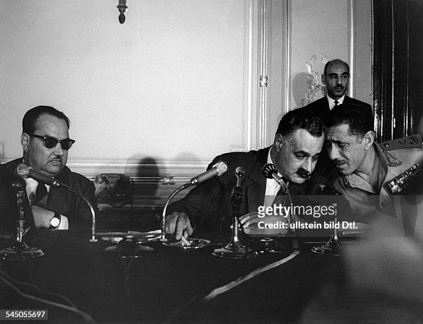 Nasser, Gamal Abdel *-+Politiker, AegyptenStaatspraesident 1954-1970- im Gespraech mit dem Oberbefehlshaber deraegyptischen Streitkraefte Abd Al...
