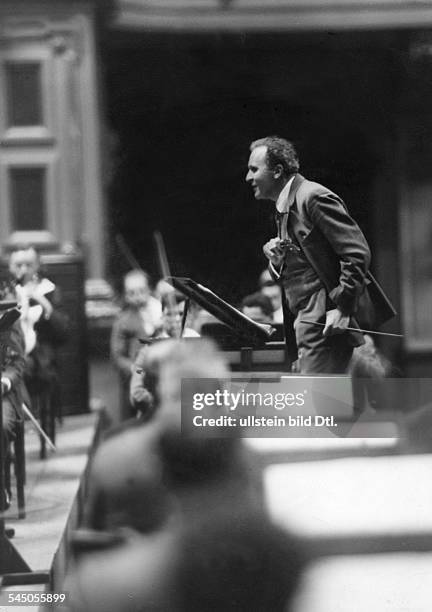 Bruno Walter*15.091876- +Dirigent, Dam Pult- undatiert, vermutlich 1932Foto: Atelier Lotte Jacobi