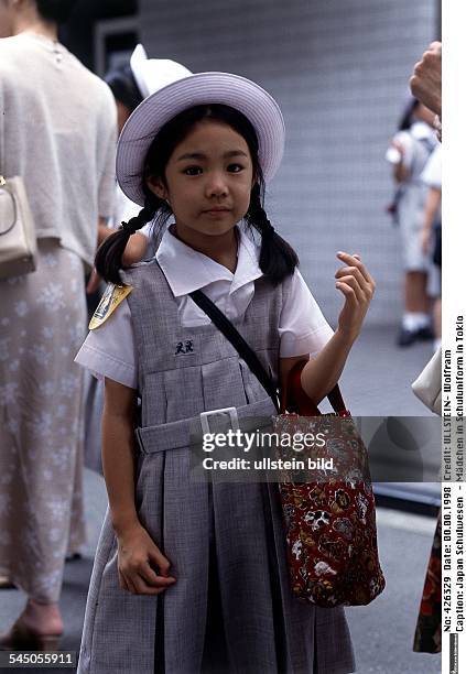 Mädchen in Schuluniform in Tokio- 1998