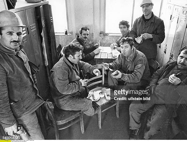 Türkische Werftarbeiter bei einer Brotzeit- 1972
