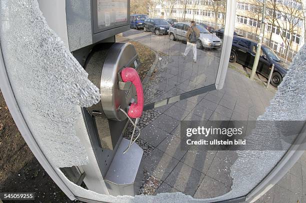 Deutschland, Berlin, Vandalismus, Zerstoerte Telefonzelle der Deutschen Telekom