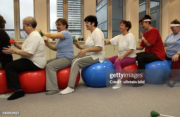 Deutschland: Seniorengymnastik fuer Frauen mit einem Ball.