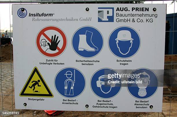 Deutschland, Warnschild an einer Baustelle mit diversen Piktogrammen