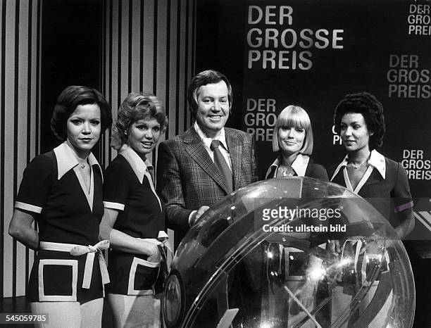 Journalist, Quizmaster, Dmit Silvia Brettschneider, Marianne Prill, Beate Hopf und Janita Kühne in der ZDF - Fernsehsendung 'Der Grosse Preis'- 1974