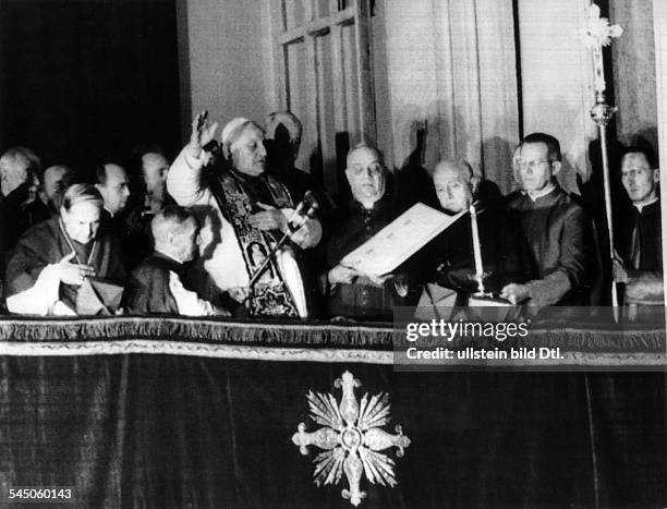 Pope John XXIII. 1881-1963 Pope 1958-1963The newly elected pope issues after finishing the conclave the blessing from ther balcony of St. Peter,...