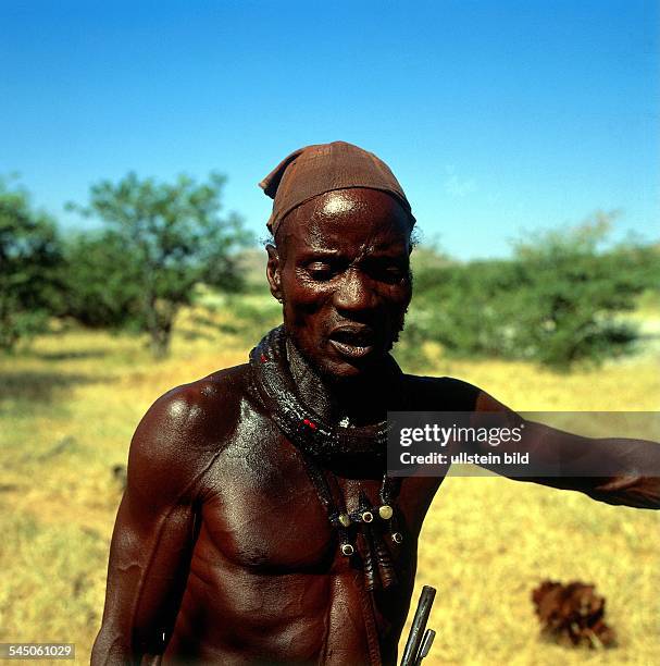 Himba - Mann bei Opuwo intraditioneller Kleidung- 1995 col