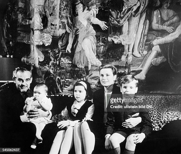Mit seiner Familie :Rainier mit Tochter Stephanie, Caroline,Ehefrau Gracia Patricia und Sohn Albert.- 1967