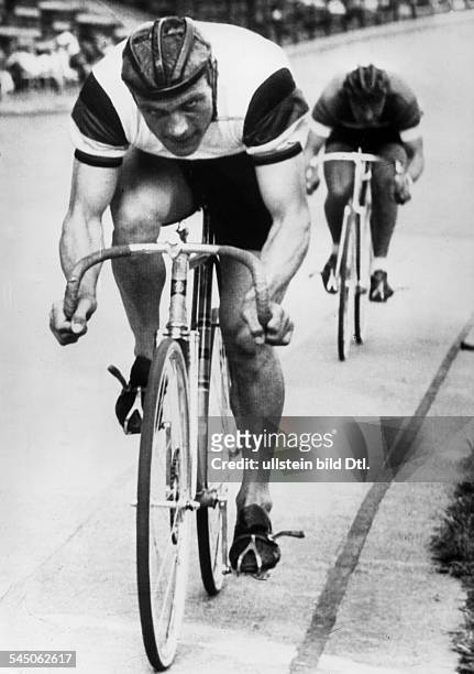 Sportler, Radrennfahrer, Dbei seiner Weltmeisterschaftsfahrt imVerfolgungsfahren der Amateure inAmsterdam; hinter ihm der FinneHonkanen.