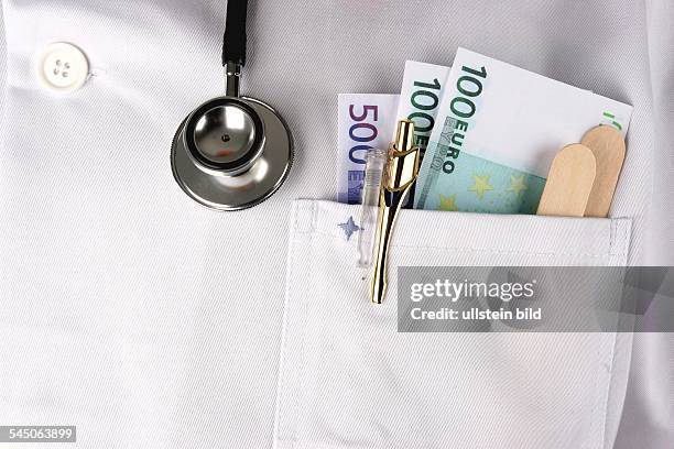 Medizin, Symbol illegale Nebeneinkünfte von Medizinern, Schmiergeld, Arzthonorar, Arzt mit Stethoskop, Kugelschreiber und Euro Geldscheinen am...