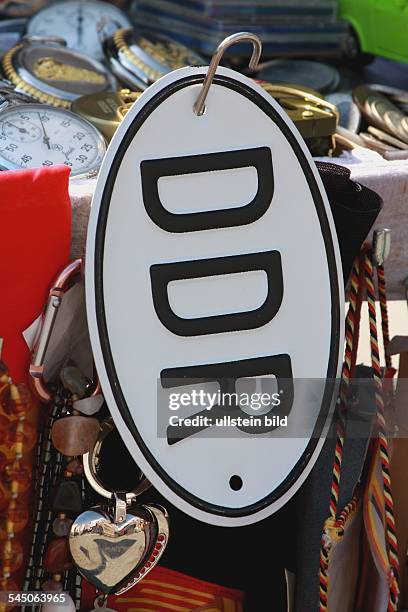 Feature - Schild mit der Aufschrift DDR