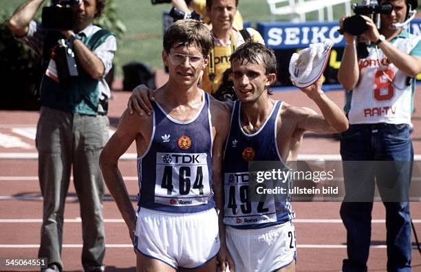 50km Gehen: Weltmeister HartwigGauder und Ronald Weigel Arm in Arm nach dem Wettbewerb