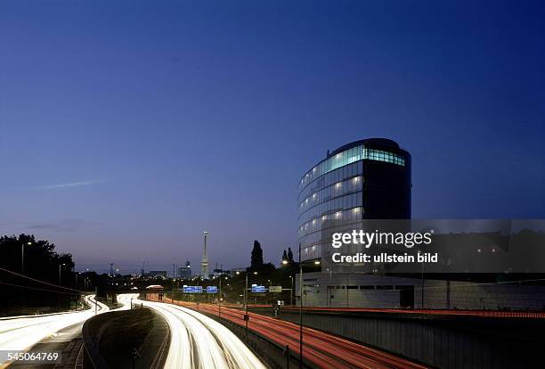 Bürogebäude "Zitrone" an derStadtautobahn am Halensee in derHalenseestrasse in der Abenddämmerung- 1999