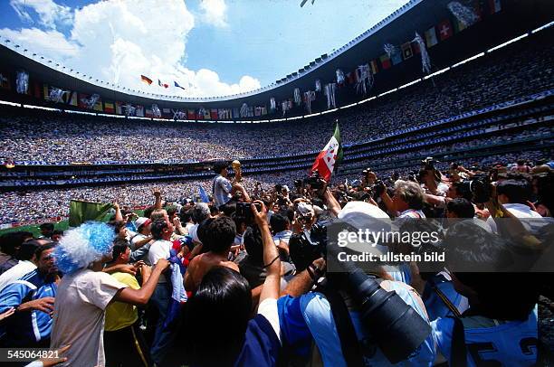 World Cup in Mexico Final in Mexico City: Argentina 3 - 2 Germany - Argentine captain Diego Maradona with the World Cup trophy amid photographers -