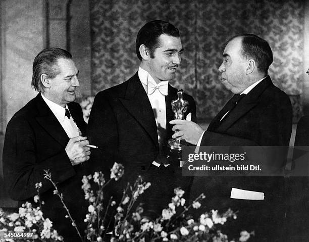 Gable, Clark *-+Schauspieler, USA- erhaelt den Filmpreis des Jahres 1934;links John Barrymore, rechts Irving Cobb- 1934