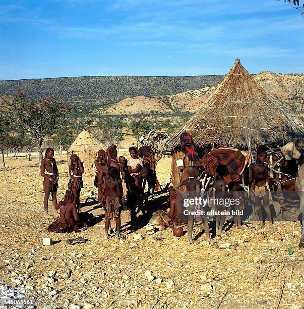 Frauen und Kinder der Himba intraditioneller Kleidung vor ihrem Dorfbei Opuwo - 1995 col