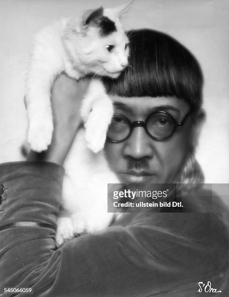 Tsuguharu Foujita, artist, painter, printmaker, Japanposing with a catPublished in Dame 22/1927, Uhu 8/1932Photographer: d'Ora