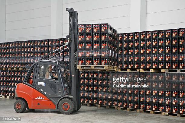 Deutschland, Thüringen, Waldquell Mineralbrunnen GmbH, Gabelstapler transportiert Kästen mit dem Erfrischungsgetränk Vita Cola