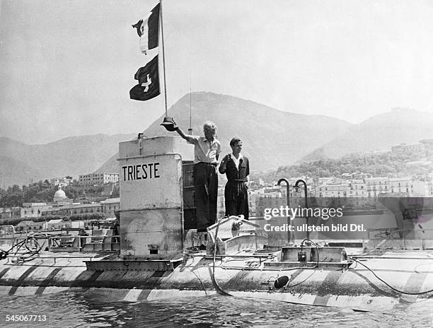 Piccard, Auguste *28.01.1884-+Physiker, Tiefseeforscher, Erfinder, CHmit seinem Sohn Jacques auf dem BathyscapheTauchboot "Trieste".- 1953