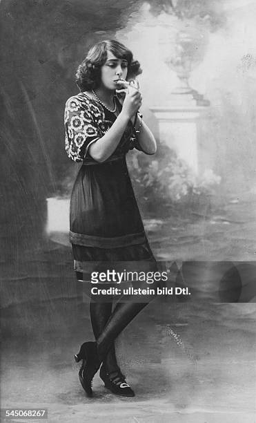 Auch La Mistinugetteigentlich Jeanne Florentine BourgecisSängerin, Tänzerin, Revuestar, Frankreich- raucht auf der Bühne eine Zigarette- um 1911
