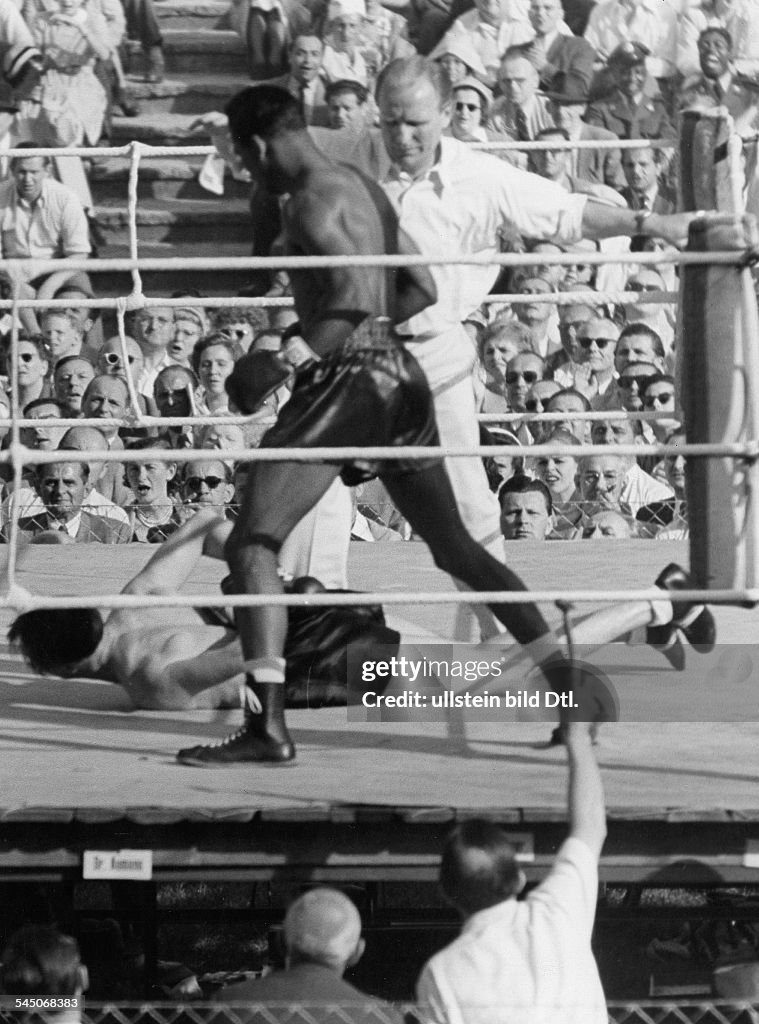 Robinson, Sugar Ray - Boxer, USA/ Kampf geg. Gerhard Hecht (am Boden) i.d. Waldbuehne, Berlin