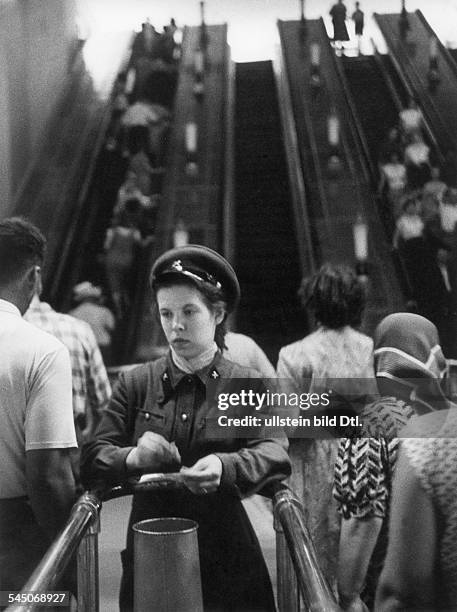 Fahrkartenkontrolle in einer MoskauerU-Bahnstation- 1962