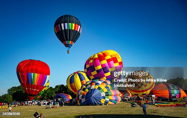 launching balloons - hot air balloon festival stock pictures, royalty-free photos & images