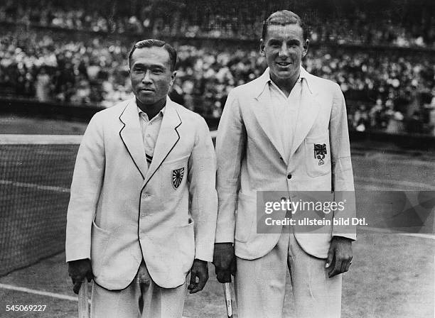 Perry, Fred *18.05..1995+Tennisspieler, GBWimbledonsieger 1934,1935 und 1936- Tennisturnier in Wimbledon:mit Isao Aoki vor dem Match- Juni 1931
