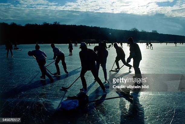 Eishockeyspieler auf der vereisten Havel- Januar 1996