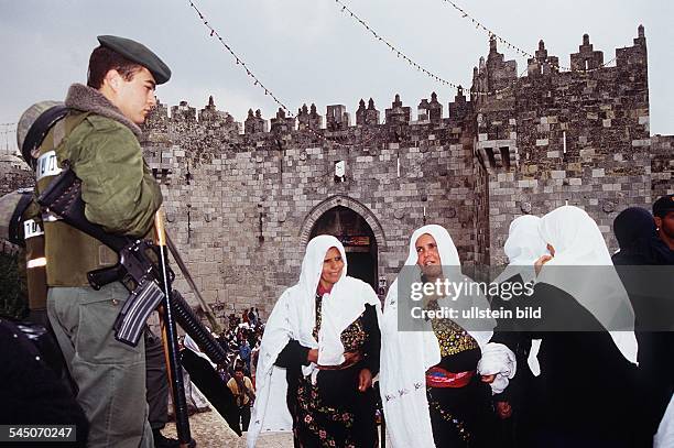 Israelisches Miltär und muslimischeFrauen während des Ramadan in OstJerusalem