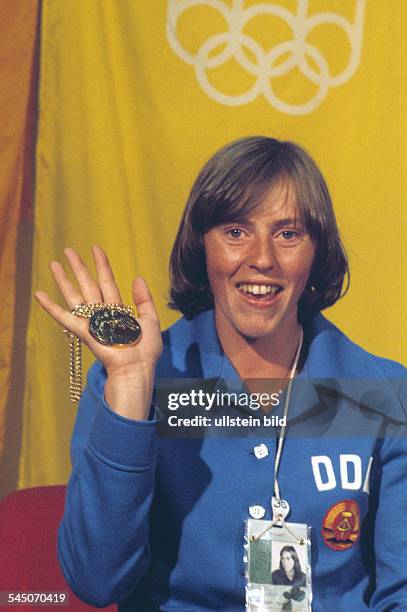 Hochsprung Frauen: OlympiasiegerinRosemarie Ackermann zeigt ihreGoldmedaille- Juli 1976