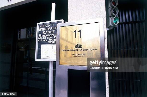 Sitz der Commerzbank in Luxemburg. Logound Hinweis auf Öffnungszeiten derWertpapierkasse. - 1996