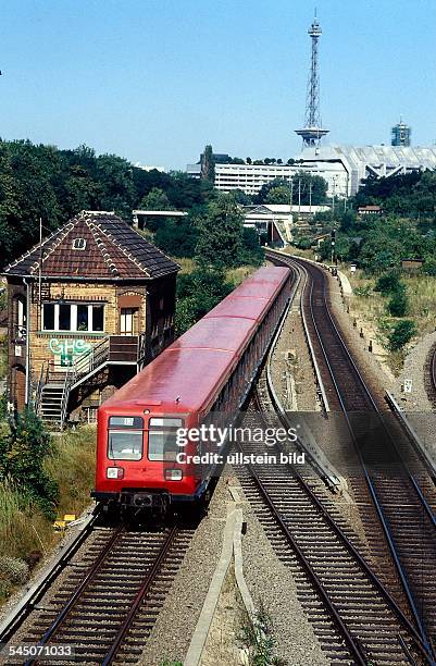 Bahn in der Nähe des Bahnhofs HalenseeIm Hintergrund ICC und Funkturm- 1996