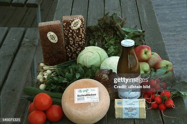 Erzeugnisse des ökologischen Landbauaus dem Ökodorf Brodowin in derSchorfheide / Brandenburg: Obst, Gemüse,Milch, Butter, Brot, Käse- 1999