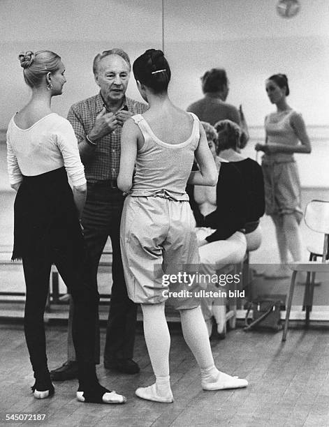 Choreograph, USAbei Probengesprächen mit Mitgliedern seines Ensembles in Berlin- 1980