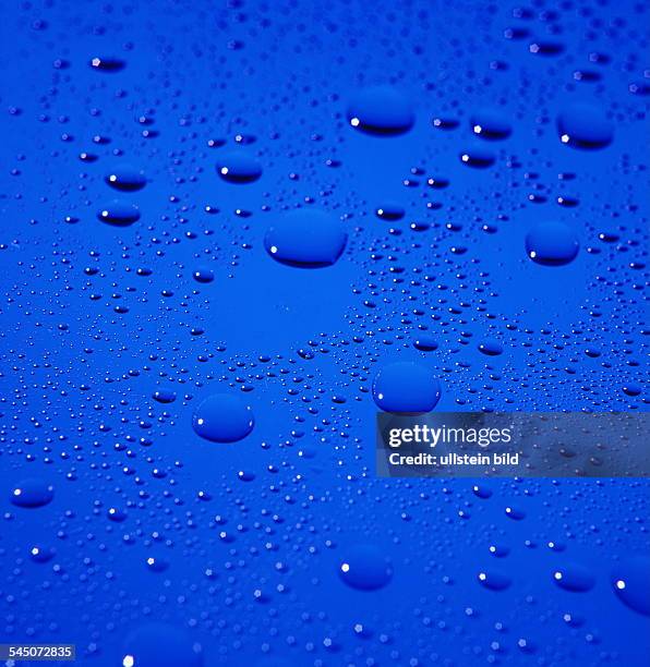 Symbofoto Wasser: Wassertropfen auf blauer Oberfläche