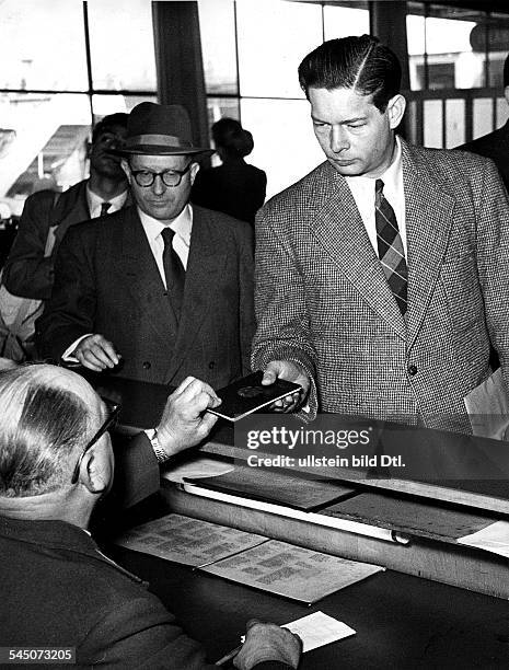 König von Rumänien 1927-1930 und 1940-1947bei der Passkontrolle auf demFrankfurter Flughafen- 1956