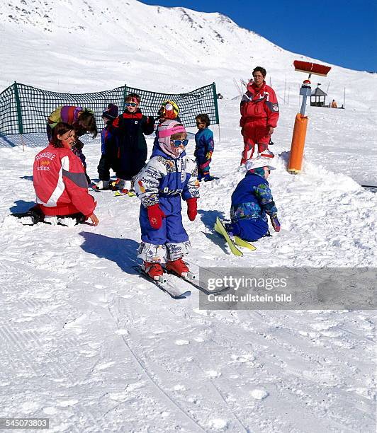 Kleine Kinder üben das Skifahren auf derSchneealm beim Kölner Haus bei Serfaus /Tirol, im Vordergrund ein Kind mitSchnuller auf Skiern- 1996