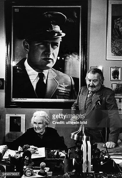 Frau von Benito Mussolini- mit Sohn Vittorio in ihrem Wohnhaus;i.H. Ein Porträt ihres tödlichverunglückten Sohnes Bruno.1973