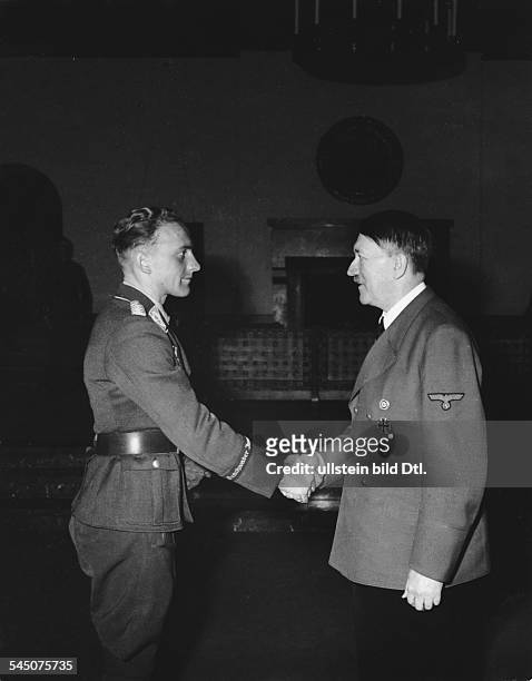 Offizier, Oberst, DAdolf Hitler überreicht ihm den Brillanten zum Ritterkreuz- 1944
