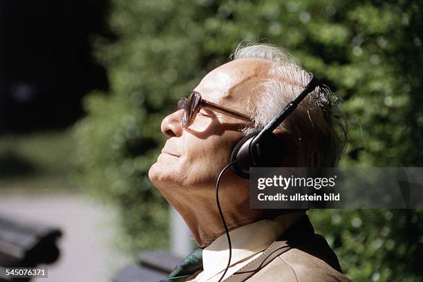 älterer Mann hört mit Walkman Musik- 1997