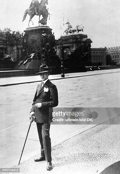 Hochstapler - gab sich als Prinz Wilhelm von Preussen, ältester Sohn des Kronprinzen, ausPorträt / Ganzkörperaufnahme mit Spazierstock in Berlin1927