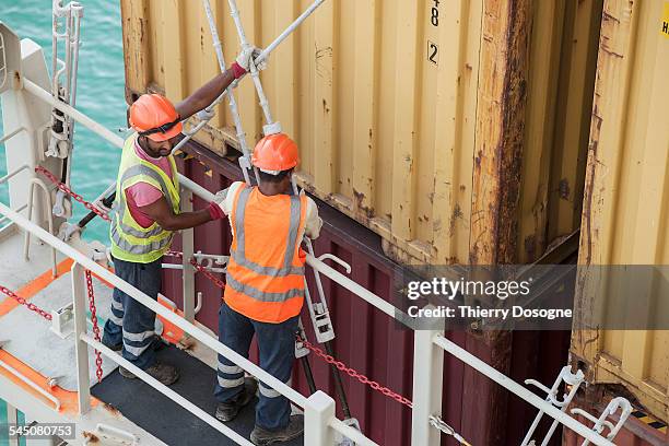 workers on container ship - dockarbeiter stock-fotos und bilder