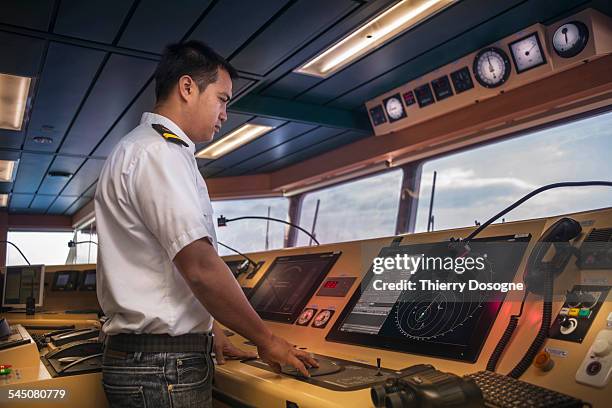officer ship looking radar screen - captain hat stock-fotos und bilder