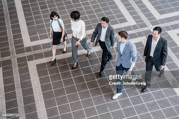 gruppo di uomini d’affari piedi insieme, veduta dall'alto - cinque persone foto e immagini stock