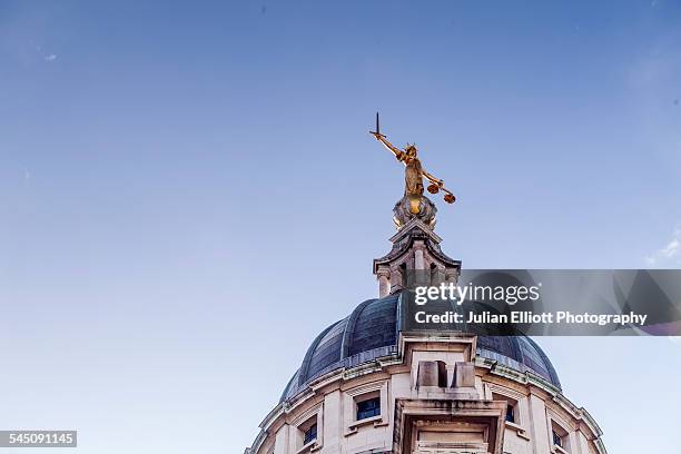 lady justice on the old bailey, london, england. - lady justice fotografías e imágenes de stock