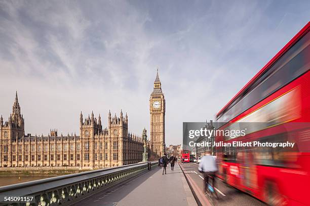 palace of westminster and westminster bridge - london red bus photos et images de collection