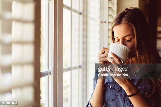 femme buvant un café tôt le matin - women drinking coffee photos et images de collection