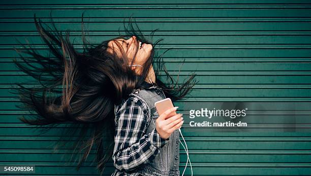 teenage girl listening to the music and shaking head - pretty teen 個照片及圖片檔